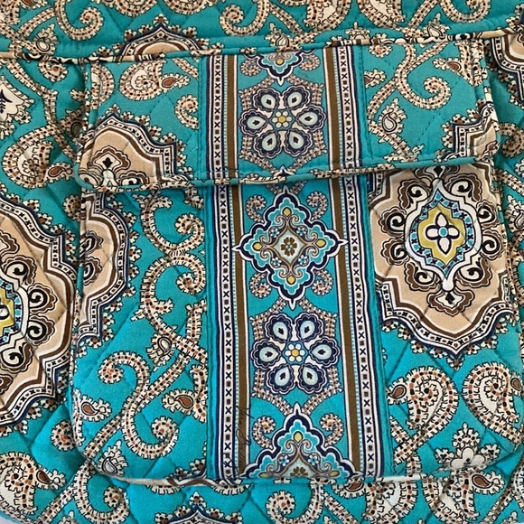 Quilted blue, white, brown
Vera Bradley blue paisley Crossbody Hipster purse. - Picture 3 of 9